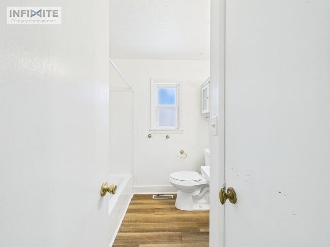 Building Photo - Cute As A Button 3 Bedroom