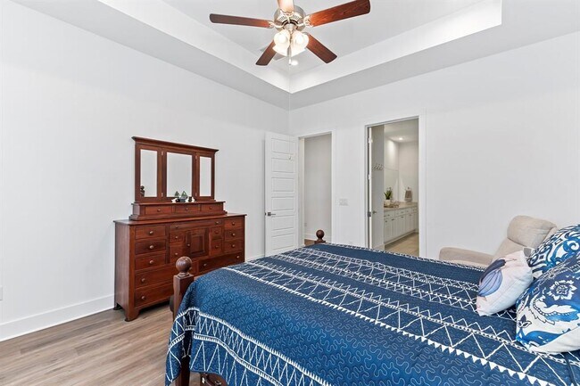 Building Photo - 523 Hallwood Dr