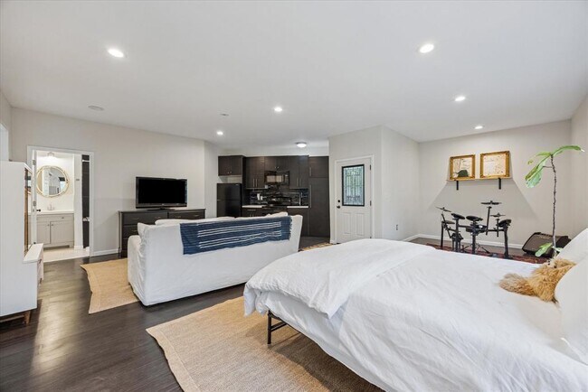 Building Photo - 6809 Meadow Cir