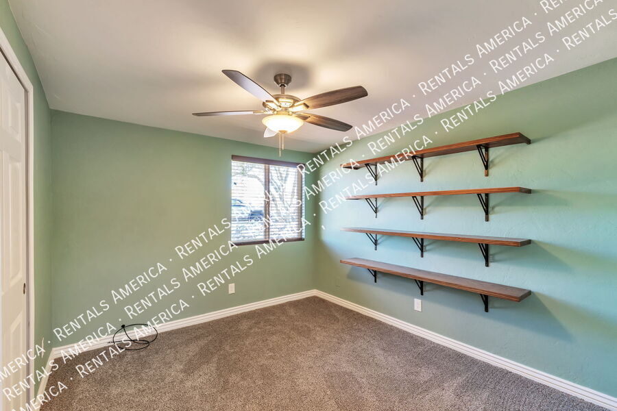 Building Photo - 330 E Mountain Vista Dr