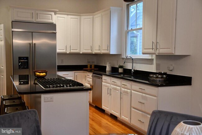 Building Photo - 5127 Cathedral Ave NW