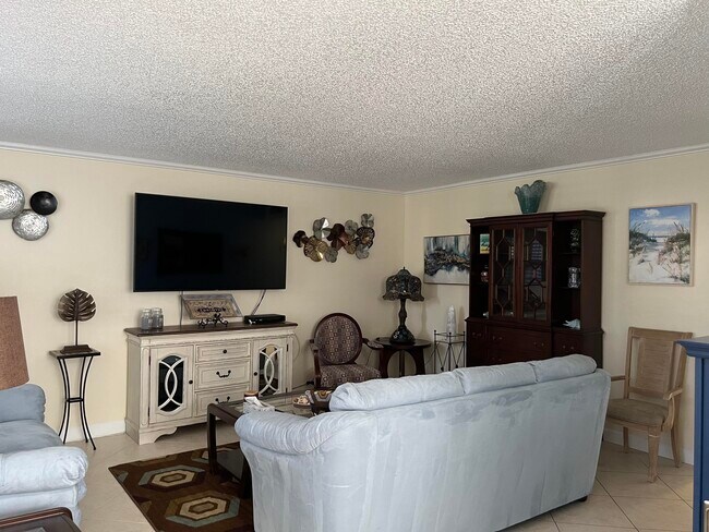 Building Photo - 183 Normandy Ln