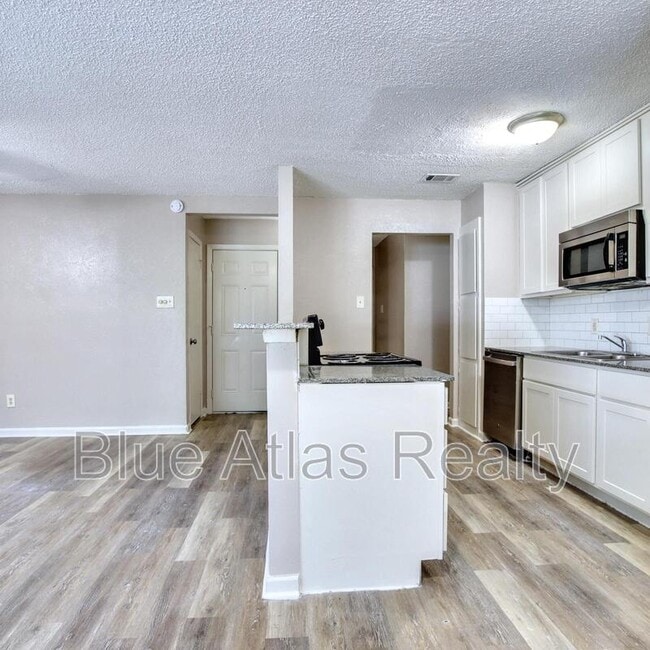 Building Photo - 3901 Royal Crest Dr