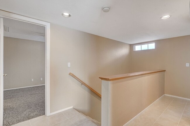 Building Photo - Spacious Townhome w/large yard! Near Summe...