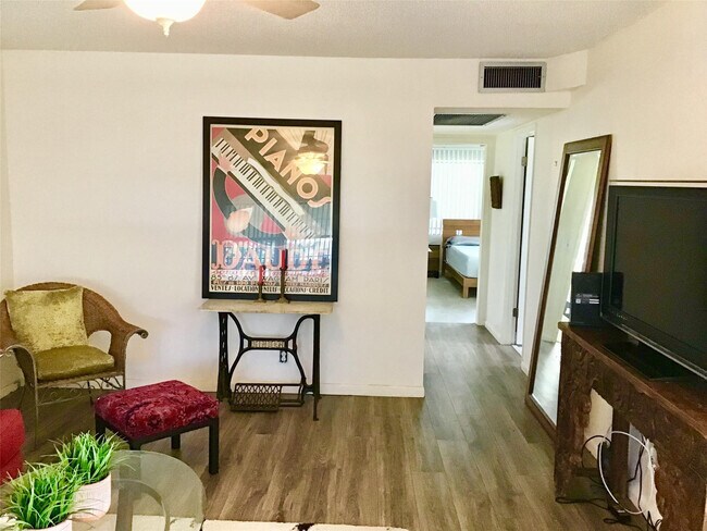 Building Photo - 438 Mansfield K