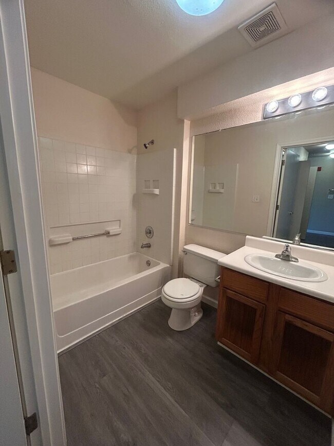 Building Photo - Spacious Condo in a Gated Community in Tracy