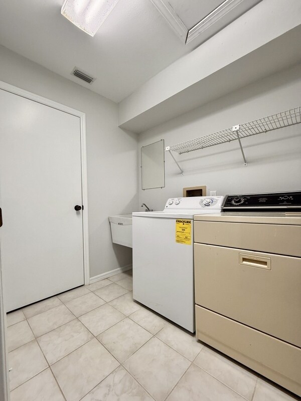Building Photo - 867 Mandalay Ave