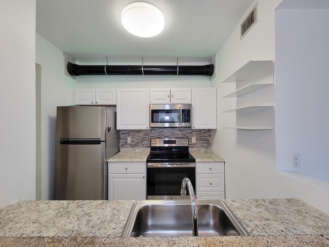 Building Photo - 7119 N Holiday Dr