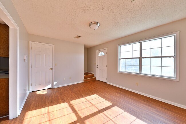 Building Photo - 214 Olive St