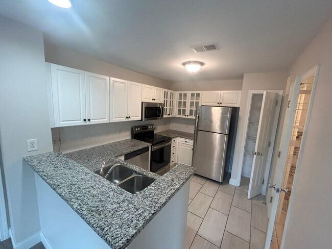 Building Photo - First floor 2 bedroom/2 bathroom condomini...