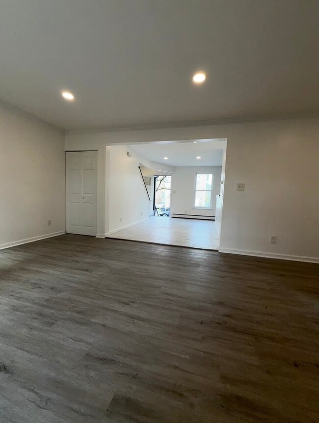 Building Photo - 56 Catherine St