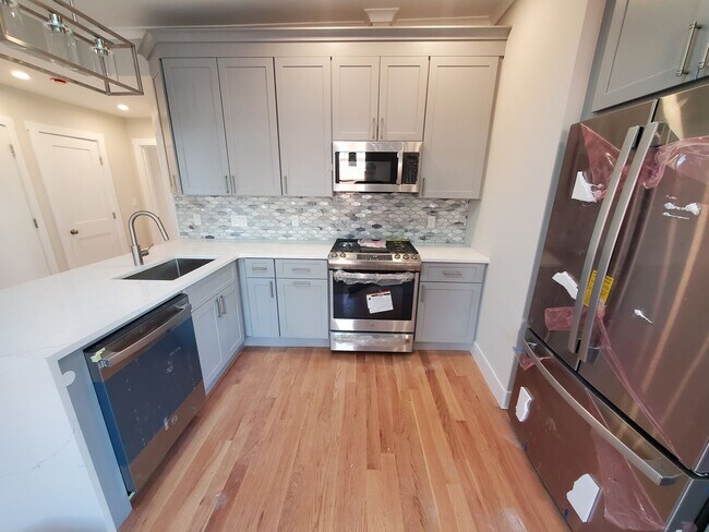 Building Photo - Charming 3 Bedroom-