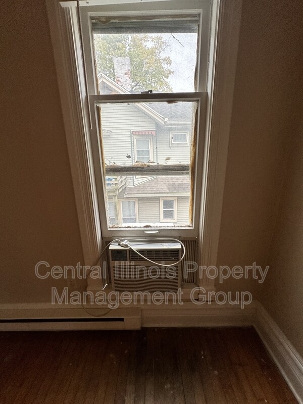 Building Photo - 311 E Locust St