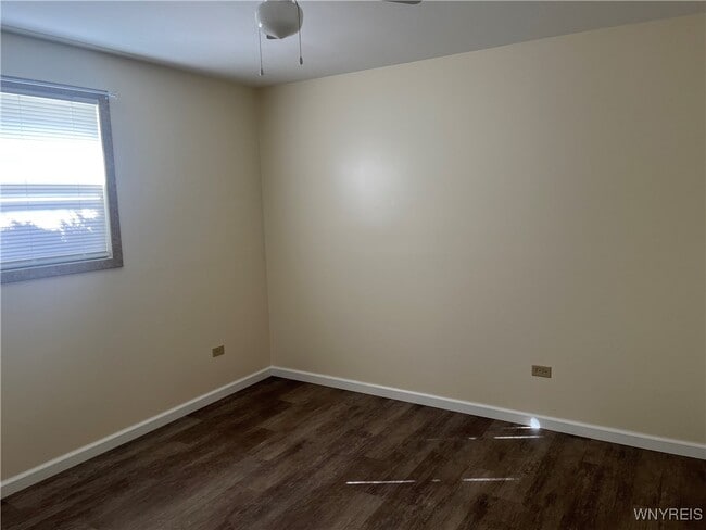 Building Photo - 533 Martha Ave