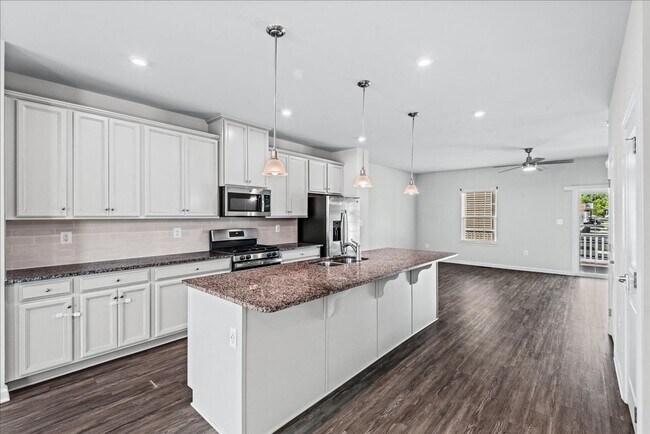 Building Photo - Elegant Townhome Close to I-95 and Downtow...