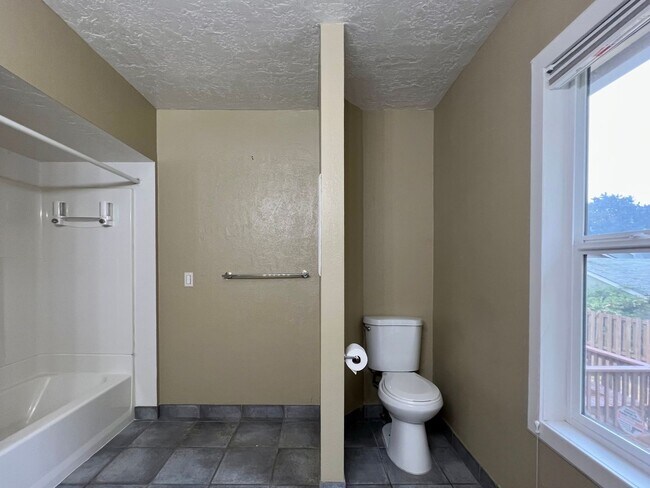 Building Photo - Outdoor Oasis: Charming 3 Bed 2 Bath House!