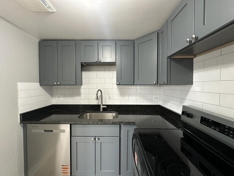 Building Photo - 7632 N Milwaukee Ave