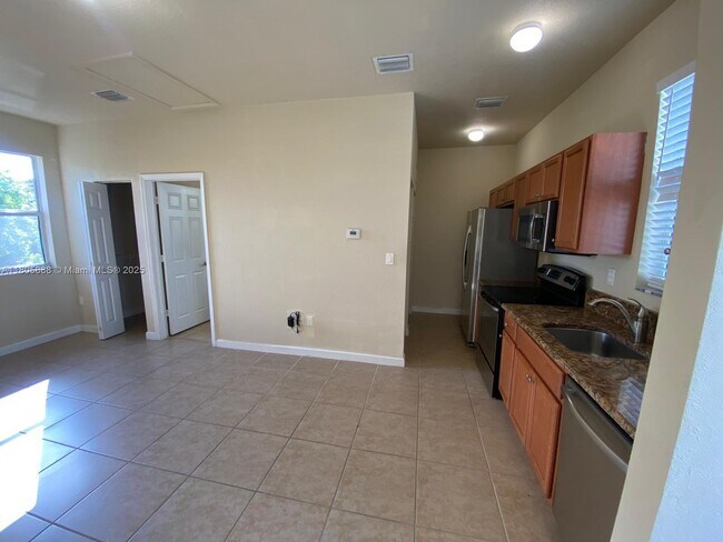 Building Photo - 9253 SW 169th Ave