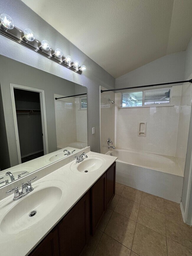 Building Photo - Freshly Renovated Midway ISD Home