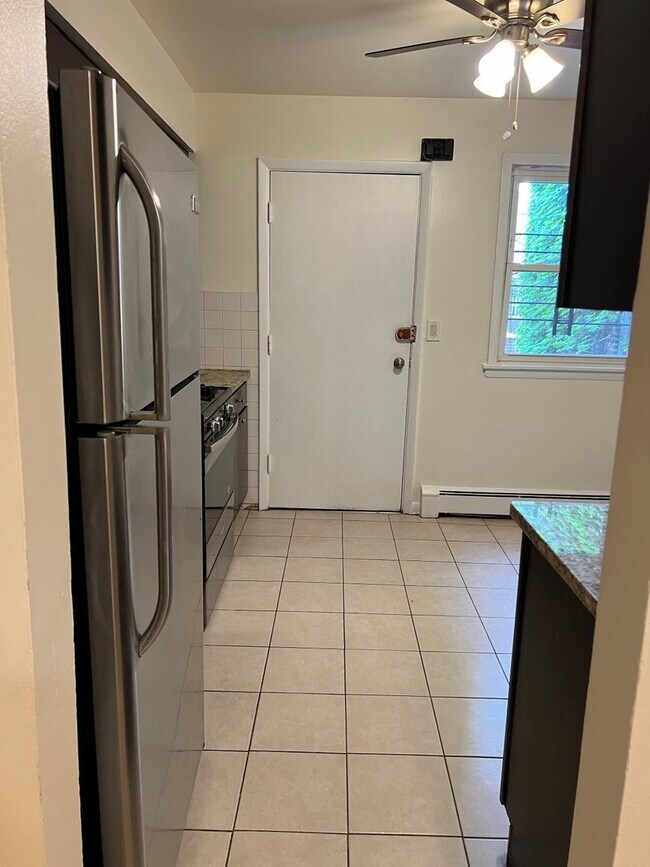 Building Photo - 7542 N Oakley Ave