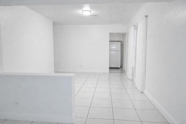 Building Photo - 2512 NW 9th Ct