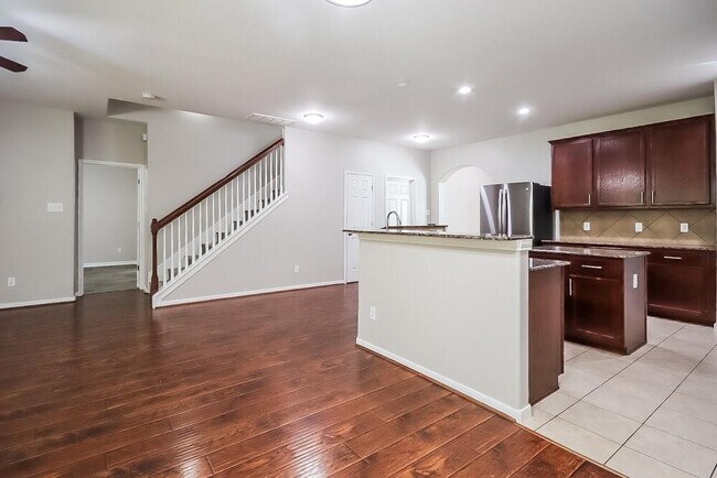 Building Photo - 2407 Lexington Park Dr