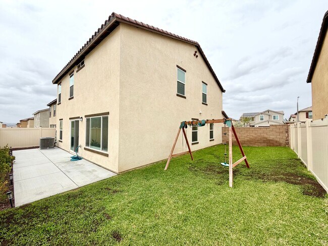 Building Photo - Move-In Ready 3 Bedroom 2.5 Bathroom Home with Loft, SOLAR & Modern Upgrades