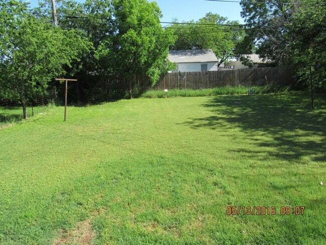 Building Photo - Charming house located close to Ft. Sill!