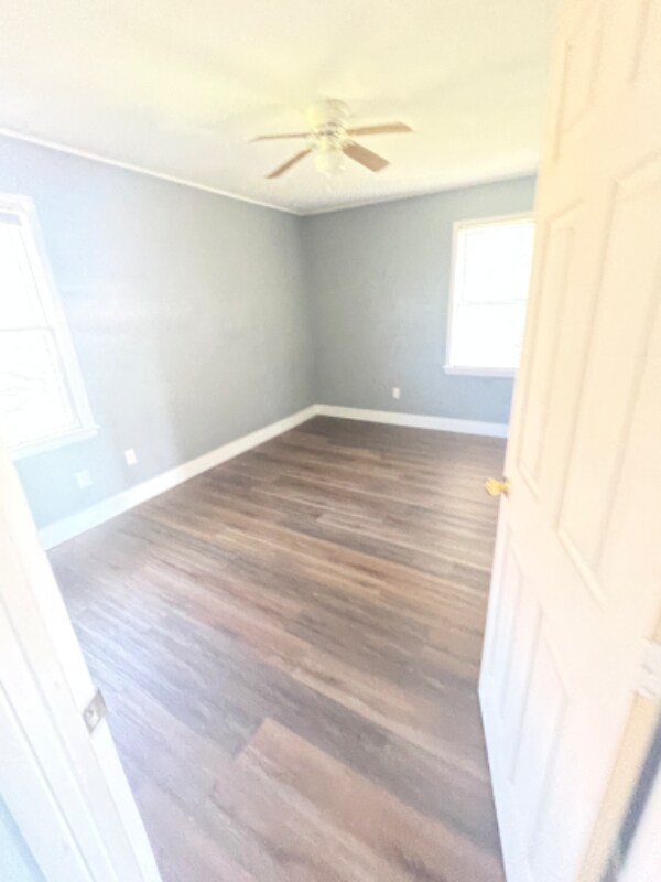 Building Photo - 2026 E Frank Phillips Blvd