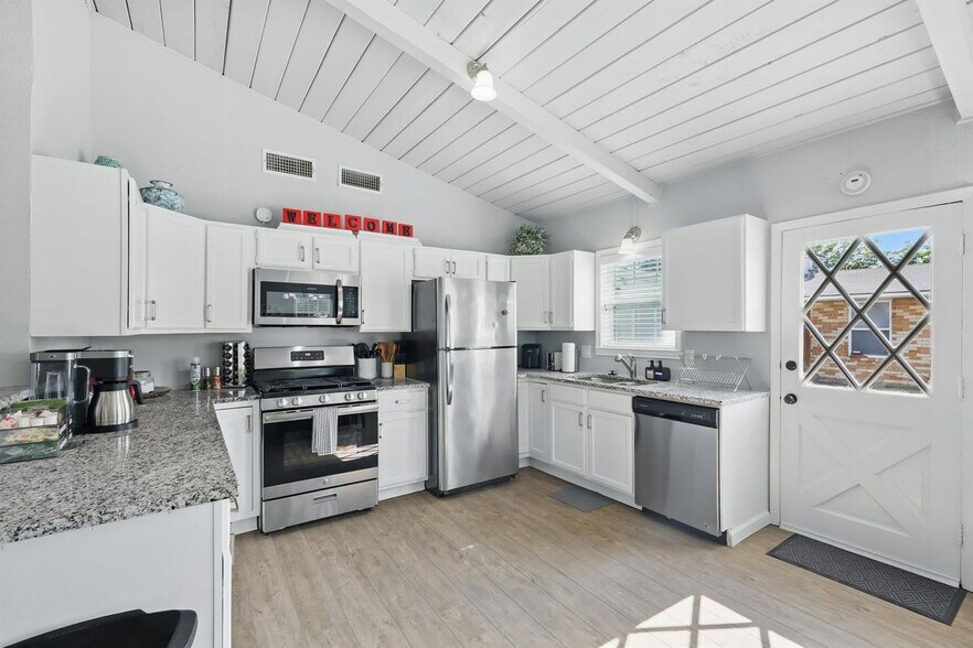 Building Photo - 743 Greenhaven Dr