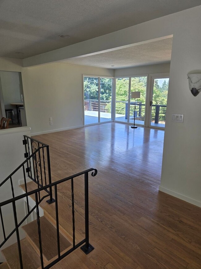 Building Photo - Popular West Linn! Tons of Space and great...
