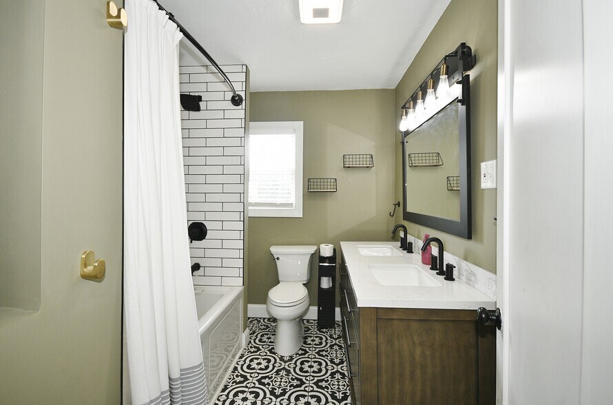 Building Photo - 3701 Finleyville Elrama Rd