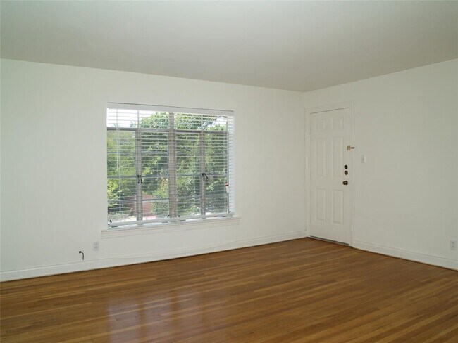 Building Photo - 307 E 33rd St