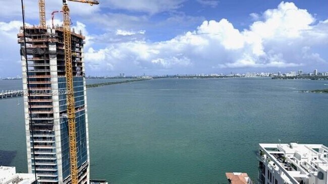 Building Photo - 460 NE 28th St