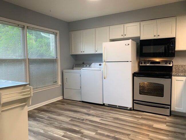 Building Photo - Renovated Townhome Near UNC, Downtown, fle...