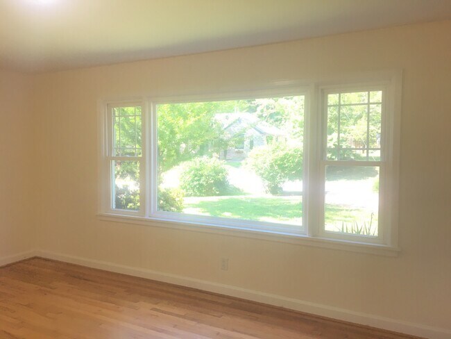 Building Photo - Wonderful Kenilworth location! Lovely land...