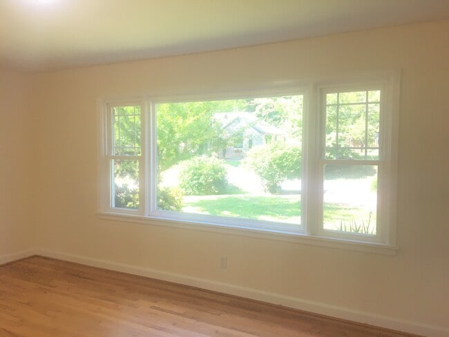 Building Photo - Wonderful Kenilworth location! Lovely landscaping and beautiful hardwood flooring!