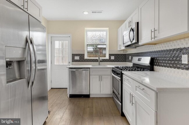 Building Photo - 2124 Sigel St