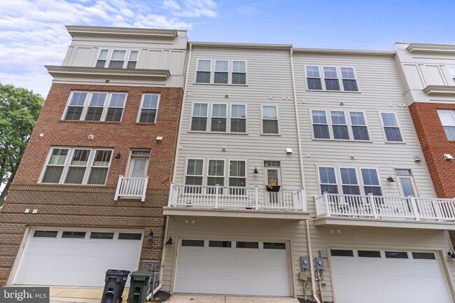 Building Photo - This beautiful modern 3 bed 4 1/2 bath tow...