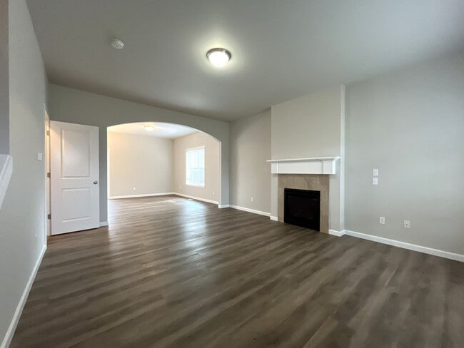 Building Photo - Well-Appointed 4BR/2.5BA Home with Spacious Living Areas & Modern Kitchen
