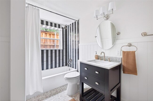 Building Photo - 1706 Palma Plaza