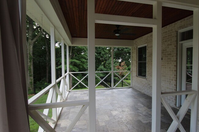 Building Photo - 3 Bedroom 3 Bath House in Beautiful, Quiet Setting