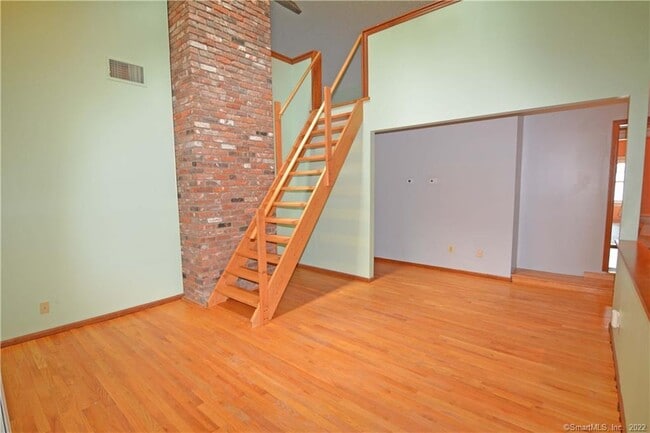 Building Photo - 405 Maple Ave