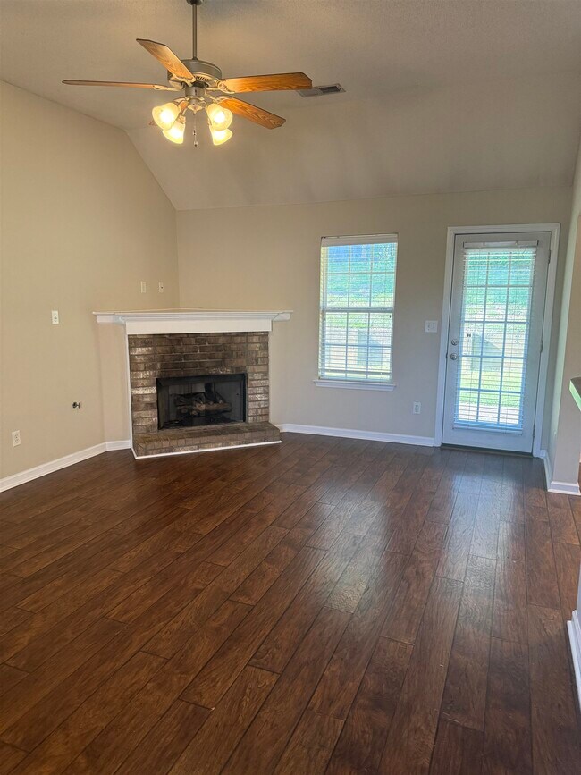 Building Photo - 10389 Redmond Dr