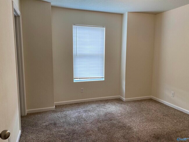 Building Photo - 3071 Lakeland Dr SW