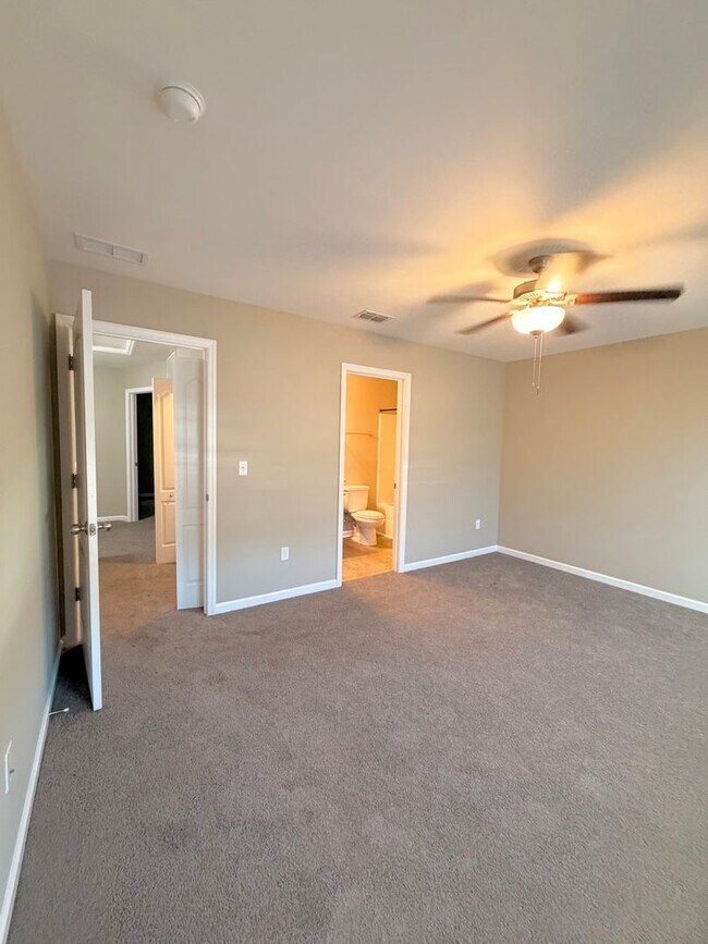 Building Photo - Modern 3/3 Condo | Prime Tallahassee Location