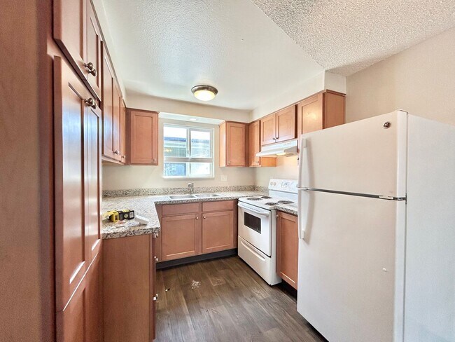 Building Photo - Charming 2 Bed, 1 Bath Canby Townhouse-Style Duplex!