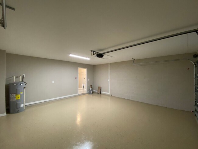 Building Photo - Desirable SE Ocala Neighborhood 3/2/2 *WON'T LAST*