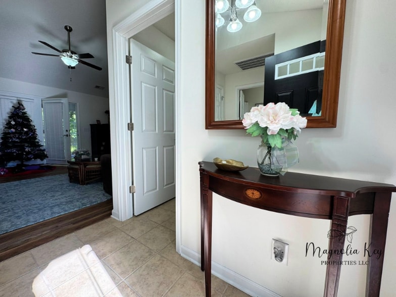 Building Photo - 765 Riverward Dr