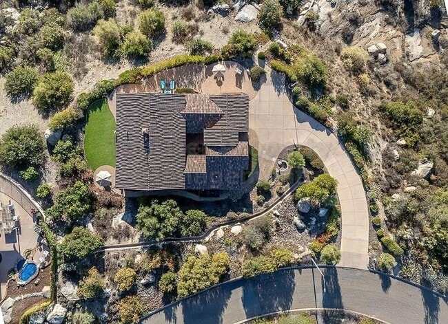 Building Photo - Luxurious Mediterranean 4 bed / 3 bath / 3...